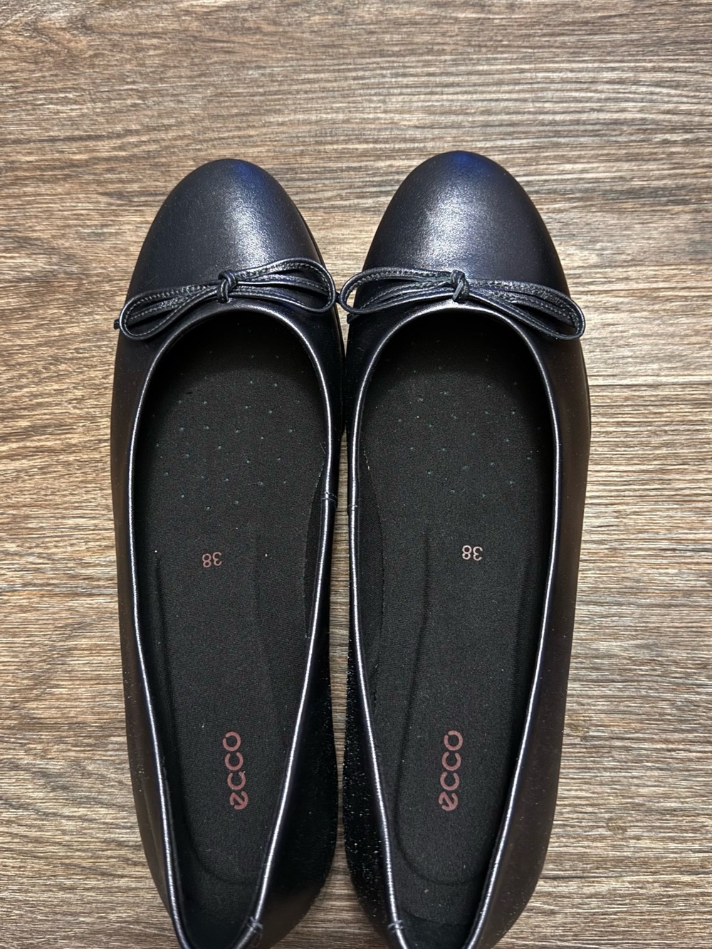 Ecco Black Leather Ballet Flats with Decorative Bow